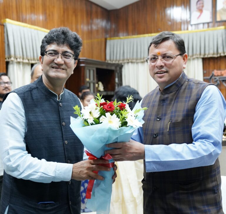 मुख्यमंत्री श्री पुष्कर सिंह धामी से केन्द्रीय फिल्म प्रमाणन बोर्ड के अध्यक्ष एवं प्रसिद्ध गीतकार श्री प्रसून जोशी ने भेंट की।