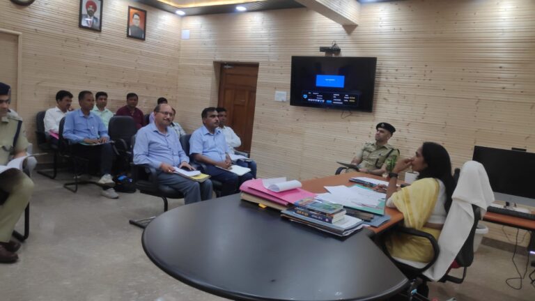 जिलाधिकारी रीना जोशी  ने सड़क निर्माण से जुड़े विभागों के अधिकारियों से जनपद के ब्लैक स्पॉटों तथा ब्लैक स्पॉटों पर सड़क दुर्घटनाओं को रोकने के लिए किए गये सुरक्षात्मक कार्यों की जानकारी ली।