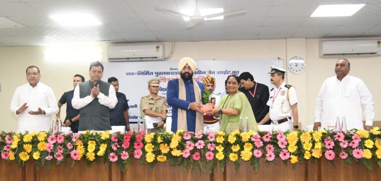 राज्यपाल लेफ्टिनेंट जनरल गुरमीत सिंह (से नि) ने विधानसभा के नवनिर्मित पुस्तकालय एवं नवीन वेबसाइट का लोकार्पण किया।