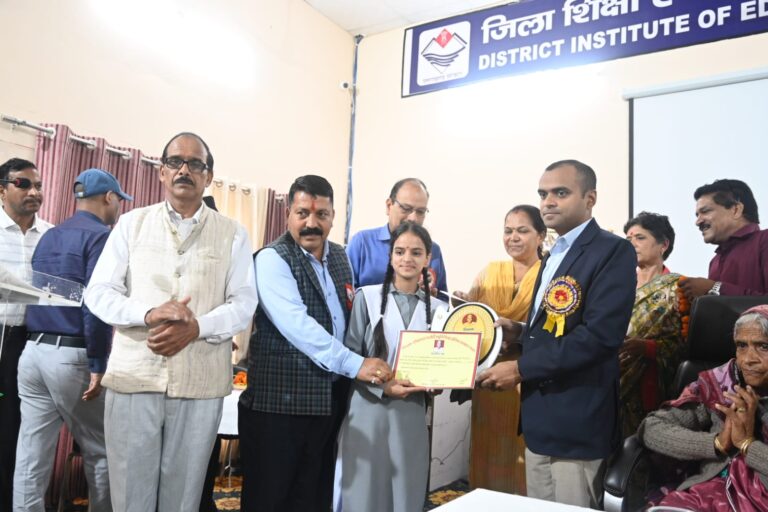 उत्तराखण्ड बोर्ड परीक्षा 2022-23 में प्रदेश की मेरिट सूची में स्थान प्राप्त करने वाले जनपद के  मेधावी छात्र-छात्राओं को जिलाधिकारी मयूर दीक्षित द्वारा किया गया सम्मानित।‘‘