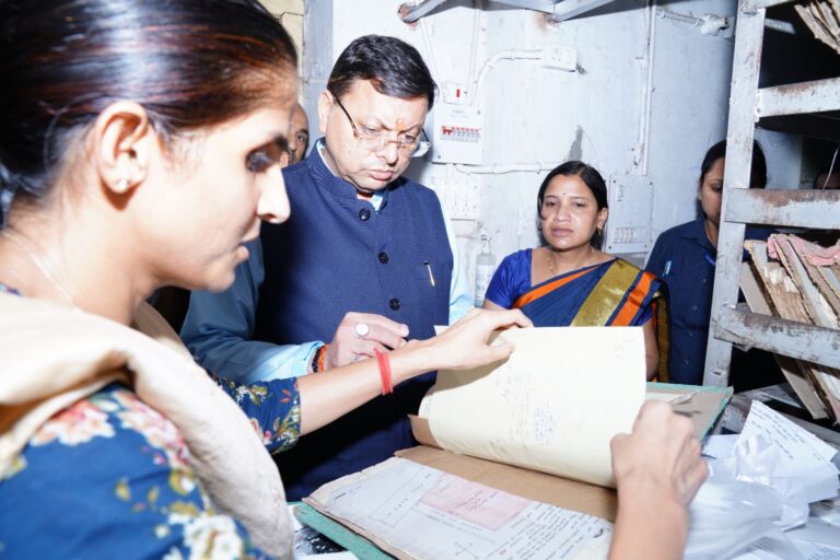 मुख्यमंत्री ने किया रजिस्ट्रार ऑफिस का औचक निरीक्षण कर भूमि के दस्तावेजों में फर्जीवाड़ा करने वालों के विरूद्ध सख्त कार्रवाई करने के दिये निर्देश |