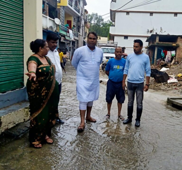 देहरादून महानगर में लगातार हो रही बारिश से आमजन को समस्या से त्वरित समाधान के लिए भाजपा संगठन एवं स्थानीय जनप्रतिनिधि प्रयासरत हैं।