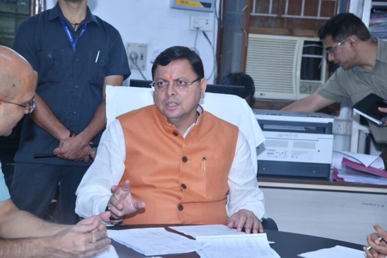 मुख्यमंत्री श्री पुष्कर सिंह धामी ने प्रदेश में हो रही अतिवृष्टि की जानकारी ली और सभी जिलाधिकारियों से फोन पर वार्ता कर निर्देश दिए कि हर चुनौती का सामना करने के लिए प्रशासन को अलर्ट मोड पर रखा जाय।