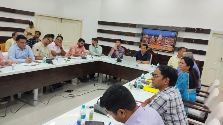 जिलाधिकारी श्री धीराज सिंह गब्र्याल की अध्यक्षता मंे बृहस्पतिवार को कलक्ट्रेट सभागार में अतिवृष्टि के कारण जनपद के विभिन्न क्षेत्रों में हुये जल भराव आदि के सम्बन्ध में एक बैठक आयोजित हुई।