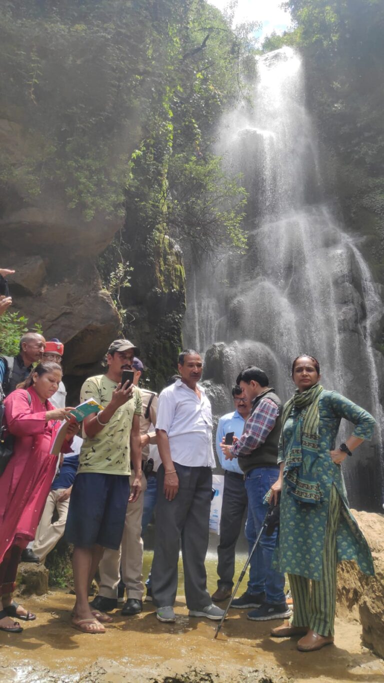 जिलाधिकारी रीना जोशी ने जनपद के विकास खंड विण के अंतर्गत स्थित ग्राम भुरमुनि में स्थित जल प्रपात (वाटर फाल) को पर्यटन की दृष्टि से विकसित करने के उद्देश्य से स्थलीय निरीक्षण किया |