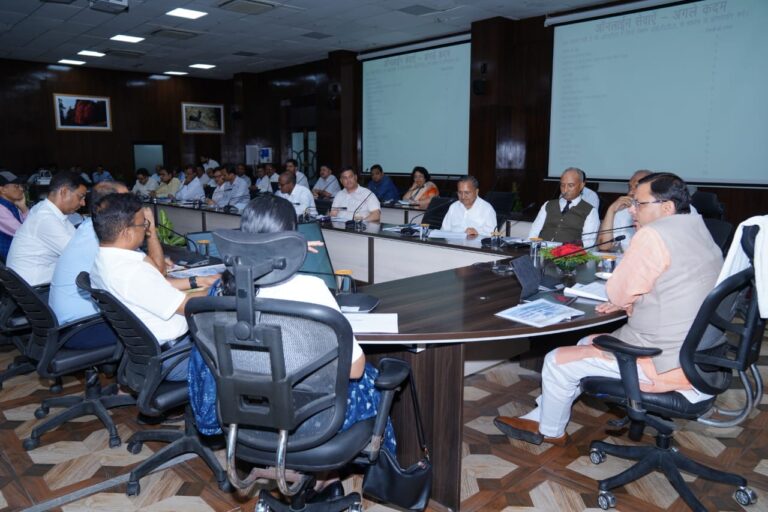 मुख्यमंत्री श्री पुष्कर सिंह धामी ने सेवा का अधिकार आयोग के स्तर पर संचालित कार्यक्रमों एवं प्रक्रियाओं की आयोग के अध्यक्ष एवं सदस्यों के साथ ही शासन के उच्चाधिकारियों के साथ गहन समीक्षा की।