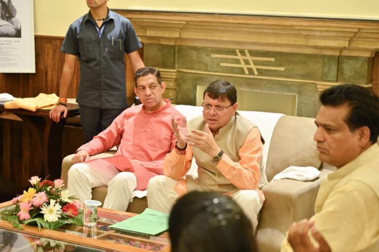 मुख्यमंत्री श्री पुष्कर सिंह धामी ने शुक्रवार को डामकोठी में जनपद हरिद्वार में हुये जलभराव के सम्बन्ध में राहत एवं बचाव कार्यों की प्रगति की समीक्षा की।