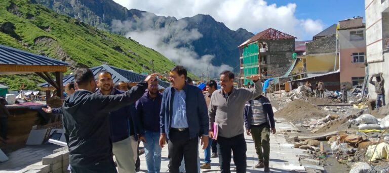 आयुक्त गढ़वाल मंडल विनय शंकर पांडेय ने जिलाधिकारी रुद्रप्रयाग डाॅ. सौरभ गहरवार, जिलाधिकारी टिहरी गढ़वाल मयूर दीक्षित एवं संबंधित कार्यदायी संस्थाओं के अधिकारियों के साथ श्री केदारनाथ धाम में चल रहे पुनर्निर्माण एवं निर्माण कार्यों का  स्थलीय निरीक्षण कर चल रहे निर्माण कार्यो का जायजा लिय