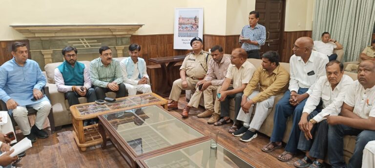 मण्डलायुक्त गढ़वाल श्री विनय शंकर पाण्डेय एवं आई0जी0 गढ़वाल श्री के0 एस नगन्याल ने बुधवार को रूड़की के बेलड़ा गांव पहुंचकर घटना स्थल का निरीक्षण किया |