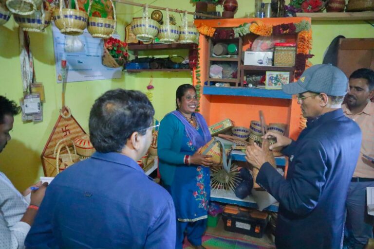 सचिव मुख्यमंत्री आवास वित्त विभाग उत्तराखंड शासन सुरेंद्र नारायण पांडेय की अध्यक्षता में विकास खंड ऊखीमठ के मनसूना इंटर काॅलेज में  ग्राम चैपाल का आयोजन कर ग्रामीणों की समस्याओं को सुना।