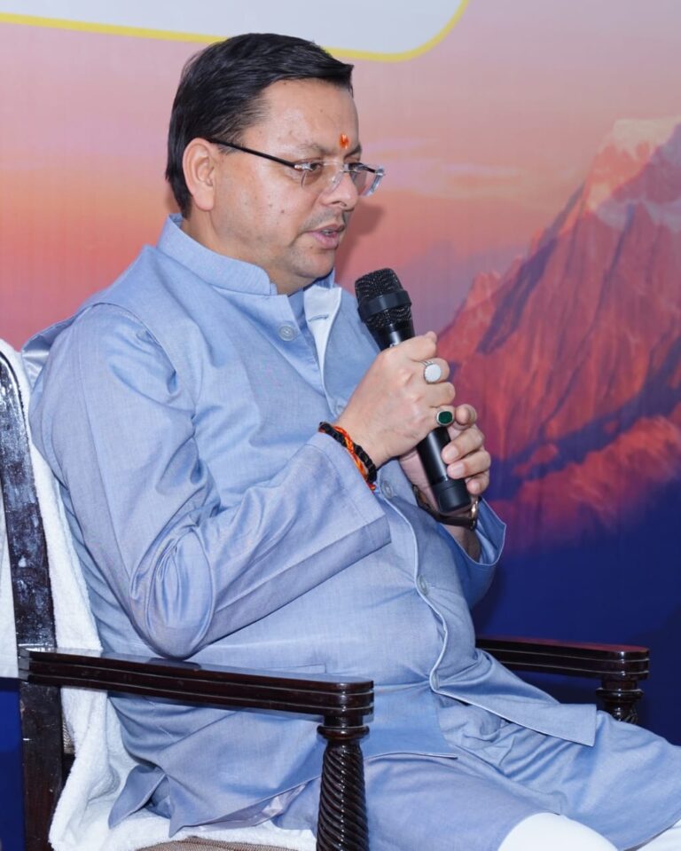 मुख्यमंत्री श्री पुष्कर सिंह धामी ने शनिवार को मुख्यमंत्री आवास स्थित मुख्य सेवक सदन में उत्तराखण्ड @25 ‘बोधिसत्व विचार श्रृंखला एक नई सोच-एक नई पहल’ पुस्तक का विमोचन किया।