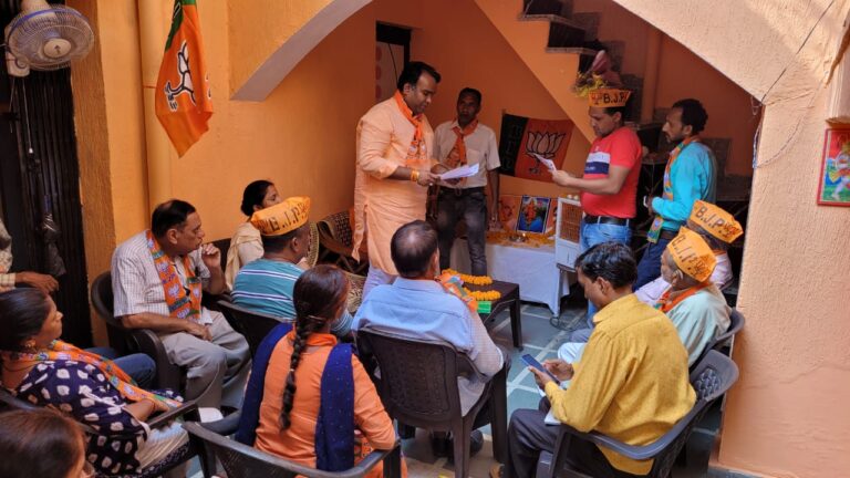 भारतीय जनता पार्टी बूथ समिति सत्यापन अभियान के तहत महानगर के अध्यक्ष सिद्धार्थ उमेश अग्रवाल ने जी कैंट विधानसभा के जी एम एस मंडल के 124 बूथ संख्या पर सत्यापन किया।