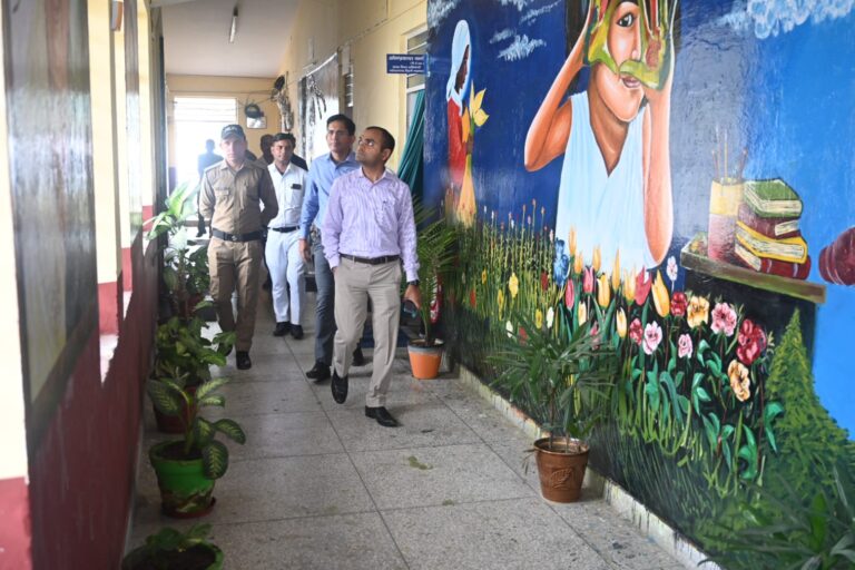 जिलाधिकारी मयूर दीक्षित द्वारा मंगलवार को नरेंद्रनगर स्थित विभिन्न कार्यालयों तथा श्रीदेव सुमन उप जिला चिकित्सालय का निरीक्षण किया गया।