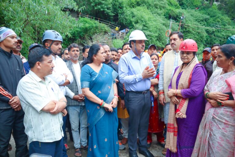 आपदा सचिव डाॅ. रंजीत कुमार सिन्हा, आयुक्त गढ़वाल मंडल विनय शंकर पांडेय व विधायक केदारनाथ श्रीमती शैला रानी रावत ने गौरीकुंड में भू-स्खलन एवं आपदा प्रभावित क्षेत्र का स्थलीय निरीक्षण कर भू-स्खनल से लापता/मृत हुए व्यक्तियों के सर्च एवं खोजबीन कार्यों का जायजा लिया।