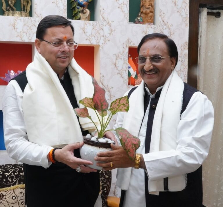 मुख्यमंत्री श्री पुष्कर सिंह धामी ने सांसद एवं पूर्व मुख्यमंत्री डॉ. रमेश पोखरियाल निशंक से उनके विजय कॉलोनी स्थित आवास पर शिष्टाचार भेंट की।