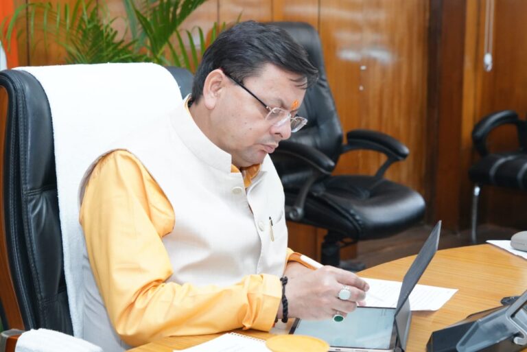 मुख्यमंत्री ने अधिकारियों को निर्देश दिये कि राजस्व वसूली की नियमित मॉनिटरिंग की जाय, इसके लिए पोर्टल विकसित किया जाए।