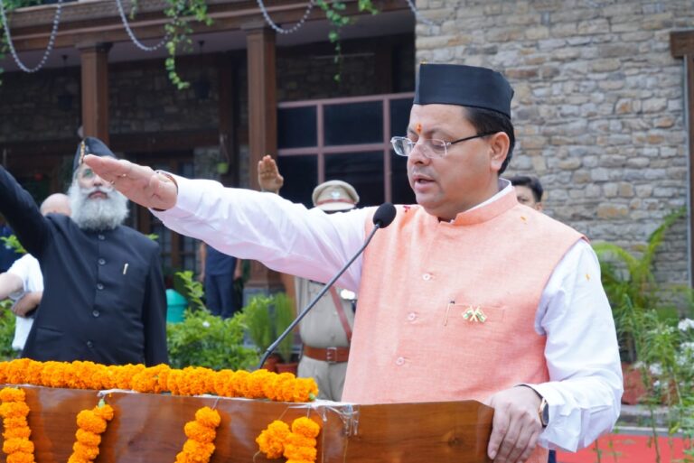 मुख्यमंत्री श्री पुष्कर सिंह धामी ने 77 वें स्वतंत्रता दिवस के अवसर पर मुख्यमंत्री आवास में ध्वजारोहण किया।