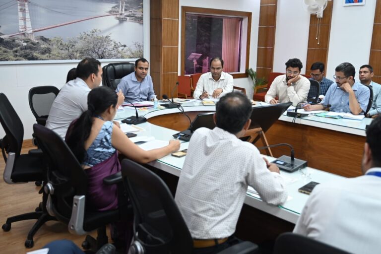 जिलाधिकारी मयूर दीक्षित की अध्यक्षता में शनिवार को देर सांय बैंकर्स की जिला स्तरीय समीक्षा एवं सलाहकार समिति की बैठक सम्पन्न हुई।