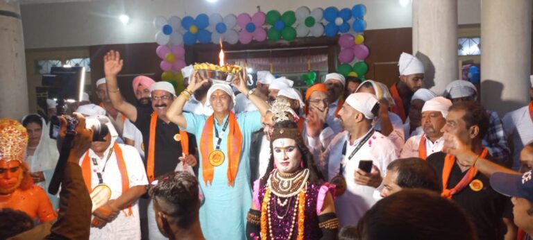 कैबिनेट मंत्री डॉ प्रेमचंद अग्रवाल ने श्री सावन जोत सभा द्वारा आज निकाली गई  विशाल शोभायात्रा में  ज्योति प्रज्वलित करके झंडी दिखाकर यात्रा को रवाना किया।