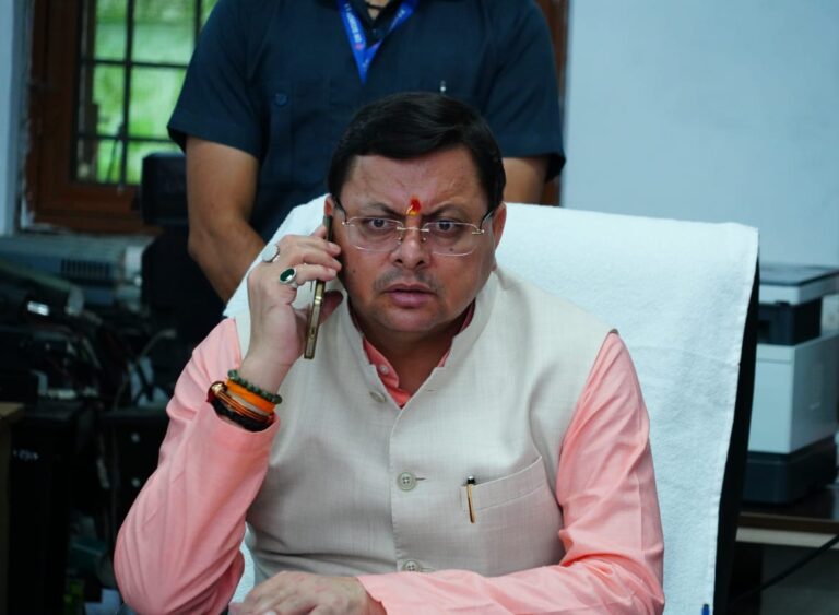 मुख्यमंत्री श्री पुष्कर सिंह धामी ने दिल्ली से वापस आते ही सचिवालय स्थित राज्य आपातकालीन परिचालन केन्द्र पहुंचकर प्रदेश में हो रही अतिवृष्टि एवं नुकसान की अधिकारियों से जानकारी ली।