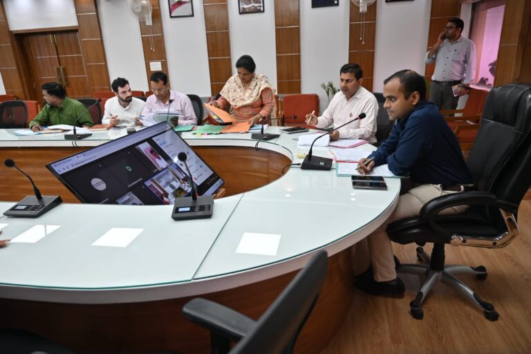 जिलाधिकारी मयूर दीक्षित द्वारा ऋषिकेश-कर्णप्रयाग रेलवे लाईन परियोजना हेतु जनपद में आर एण्ड आर पॉलिसी के अन्तर्गत स्वीकृत धनराशि एवं विभिन्न योजनाओं की कार्य प्रगति की जानकारी ली ।