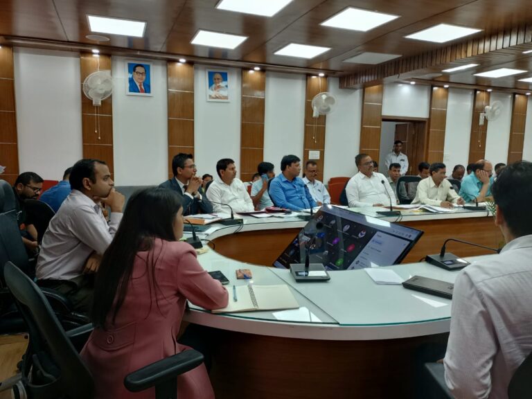 जिलाधिकारी मयूर दीक्षित की उपस्थिति में गठित आन्तरिक परिवार समिति एवं स्थानीय परिवार समिति के संबंध में एक कार्यशाला आयोजित की गई।