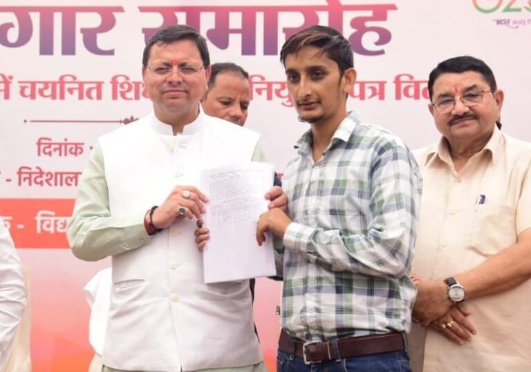 मुख्यमंत्री श्री पुष्कर सिंह धामी और शिक्षा मंत्री डॉ. धन सिंह रावत ने देहरादून स्थित शिक्षा निदेशालय में सहायक अध्यापकों को नियुक्ति पत्र प्रदान किये।