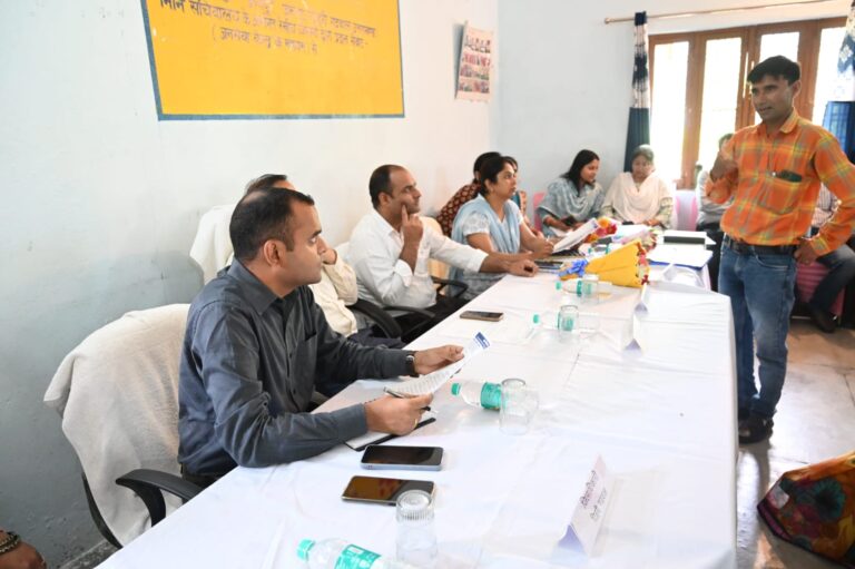 जिलाधिकारी द्वारा ग्राम पंचायत भरवा काटल के ग्राम पंचायत भवन में आयोजित बहुद्देशीय शिविर में पहुंचकर क्षेत्र की जन समस्याएं सुनी गई।