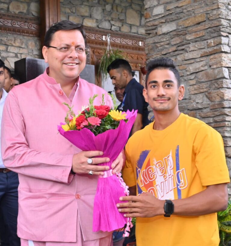 मुख्यमंत्री श्री पुष्कर सिंह धामी से शुक्रवार को मुख्यमंत्री आवास में जनपद अल्मोड़ा के चमन वर्मा ने भेंट की।