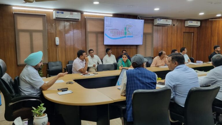 मुख्य सचिव डॉ. एस.एस. संधु ने शुक्रवार को सचिवालय में उच्चाधिकारियों के साथ आढ़त बाजार के सम्बन्ध में बैठक ली।