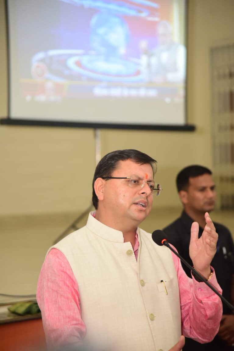 मुख्यमंत्री श्री पुष्कर सिंह धामी ने रविवार को करनपुर, देहरादून स्थित डी.ए.वी पी.जी कॉलेज में प्रधानमंत्री श्री नरेन्द्र मोदी के मन की बात कार्यक्रम का 105वाँ संस्करण सुना।