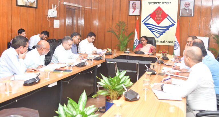 अपर मुख्य सचिव श्रीमती राधा रतूड़ी ने लोक निर्माण विभाग को 30 नवम्बर तक सड़कों को गड्ढ़ा मुक्त करने तथा शहरी विकास विभाग को शहरी क्षेत्रों में प्लास्टिक और कूड़ा निस्तारण के लिए जल्द से जल्द एक मजबूत सिस्टम तैयार करने हेतु सख्त हिदायत दी हैं।