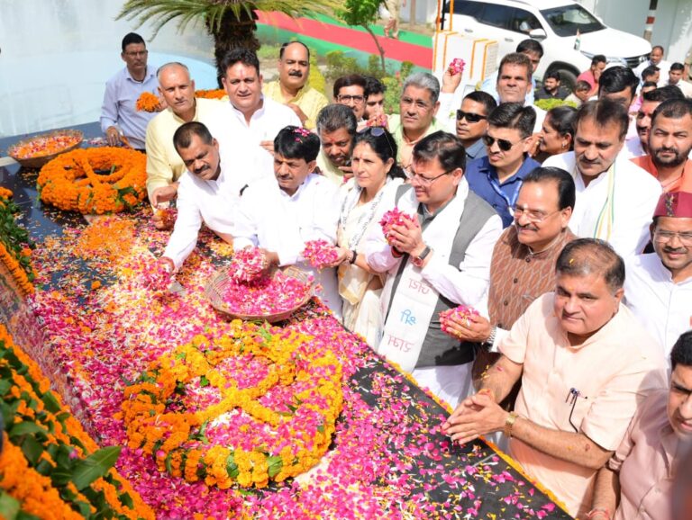 मुख्यमंत्री श्री पुष्कर सिंह धामी ने शहीद स्थल रामपुर तिराहा में राज्य आन्दोलनकारी शहीदों को पुष्पांजलि अर्पित कर दी श्रद्धांजलि।