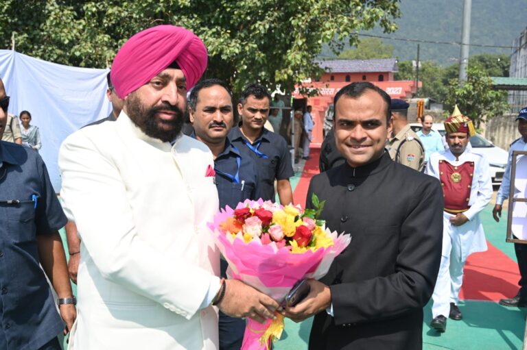 राज्यपाल लेफ्टिनेंट जनरल गुरमीत सिंह (से.नि.) ने विभिन्न जनपद भ्रमण के दौरान स्वयं सहायता समूह की महिलाओं से मिलकर अपने अनुभव साझा करते हुए कहा कि उत्तराखंड की महिलाएं हमारे परिवार की सबसे मजूबत सदस्य हैं।