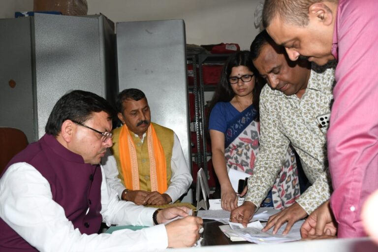 मुख्यमंत्री श्री पुष्कर सिंह धामी ने शुक्रवार को सहायक सम्भागीय परिवहन कार्यालय रामनगर का औचक निरीक्षण किया।