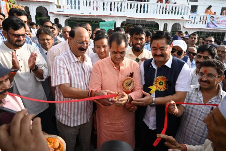 उत्तराखण्ड का प्रसिद्ध 47वां सिद्धपीठ श्री कुंजापुरी पर्यटन एवं विकास मेले का प्रदेश के कैबिनेट मंत्री एवं जनपद प्रभारी मंत्री प्रेमचंद अग्रवाल द्वारा कार्यक्रम में मुख्य अतिथि के रूप में प्रतिभाग कर मेले का ध्वजारोहण कर मेले के शुभारम्भ की घोषणा की गई।