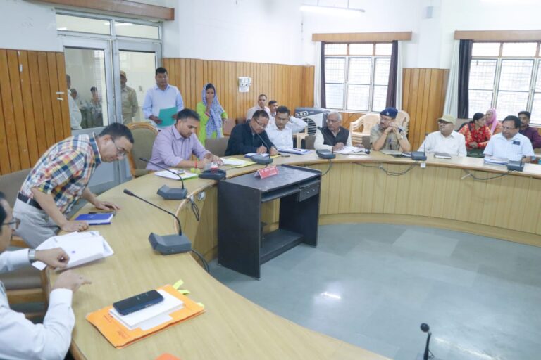 जनपद वासियों की समस्याओं का त्वरित निराकरण करने के उद्देश्य से प्रत्येक सोमवार को जिलाधिकारी डॉ. सौरभ गहरवार की अध्यक्षता में जनसंवाद/जनता मिलन कार्यक्रम का आयोजन किया जा रहा है।