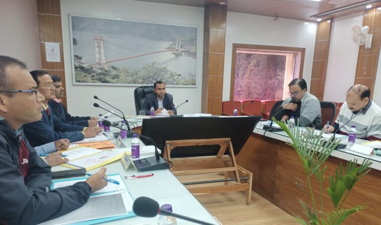 जिलाधिकारी मयूर दीक्षित की अध्यक्षता में गुरूवार को जवाहर नवोदय विद्यालय, पौखाल टिहरी गढ़वाल की प्रबन्ध समिति की बैठक सम्पन्न हुई |