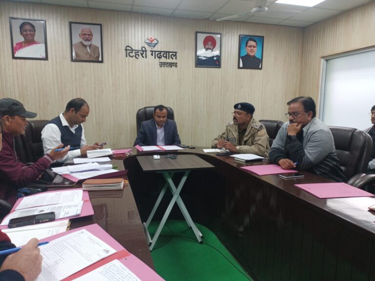 खेल महाकुम्भ 2023 के सफल संचालन एवं पूर्व तैयारियों को लेकर जिलाधिकारी मयूर दीक्षित द्वारा आज गुरूवार को जिला कलेक्ट्रेट के वीसी कक्ष में आयोजन समिति की बैठक ली गई।