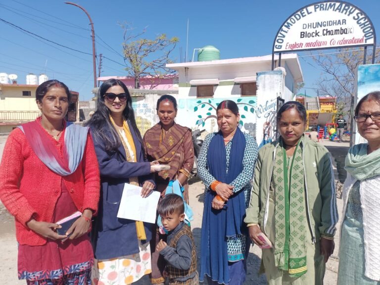 श्रीमती प्रज्ञा दीक्षित (पत्नी जिलाधिकारी मयूर दीक्षित) घर की जिम्मेदारियों से समय निकाल सामाजिक कार्यों में प्रतिभाग कर किशोरियों एवं महिलाओं को स्वास्थ्य के प्रति जागरूक कर महिलाओं को सशक्त बनाने का कार्य कर रही हैं।