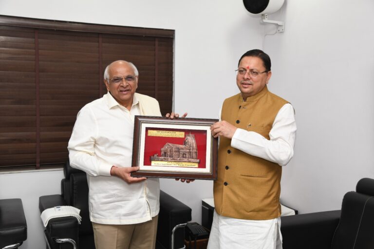 मुख्यमंत्री श्री पुष्कर सिंह धामी ने गुजरात के मुख्यमंत्री श्री भूपेंद्र पटेल से शिष्टाचार भेंट  कर उन्हें बाबा केदार का स्मृति चित्र भेंट किया l