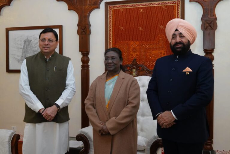 मुख्यमंत्री श्री पुष्कर सिंह धामी ने राजभवन में राष्ट्रपति श्रीमती द्रौपदी मुर्मु जी से शिष्टाचार भेंट की और उनका देवभूमि उत्तराखंड में स्वागत किया।