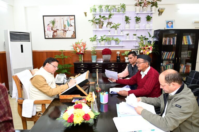 उत्तराखण्ड क्रांति दल के पूर्व विधायक श्री काशी सिंह ऐरी तथा श्री पुष्पेश त्रिपाठी ने मुख्यमंत्री श्री पुष्कर सिंह धामी से  शिष्टाचार भेंट की।