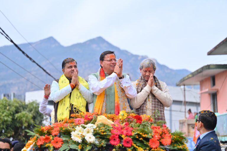 गोपेश्वर में मुख्यमंत्री धामी के भव्य रोड शो में उमड़ा जन सैलाब, पुष्प वर्षा से हुआ मुख्यमंत्री का भव्य स्वागत।