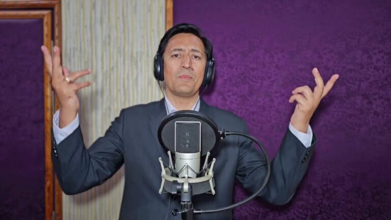 कुमाऊं कमिश्नर आईएएस दीपक रावत ने भी ‘सुन ओ आमा, बुबू, वोटिंग कारी ऊलां’ गाने के जरिए लोकतंत्र के इस महापर्व में मतदाताओं को जागरूक करने का प्रयास किया है।