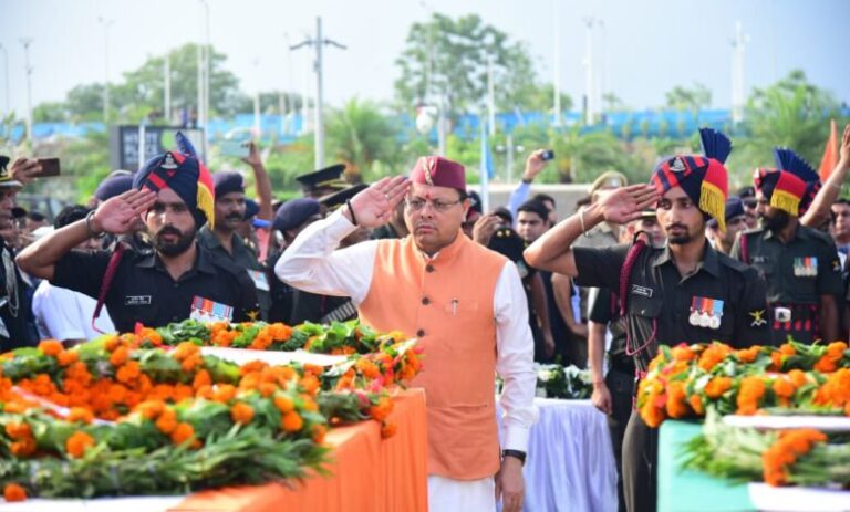 मुख्यमंत्री ने नम आंखों से दी उत्तराखंड के वीर सपूतों को श्रद्धांजलि, वीर सपूतों के बलिदान को याद कर भावुक हुए मुख्यमंत्री l
