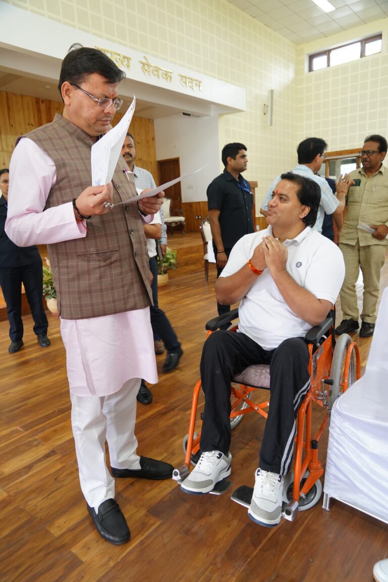 मुख्यमंत्री श्री पुष्कर सिंह धामी ने रविवार को मुख्यमंत्री आवास स्थित मुख्य सेवक सदन में प्रदेश के विभिन्न क्षेत्रों से आये लोगों की शिकायतों और समस्याओं को सुना।