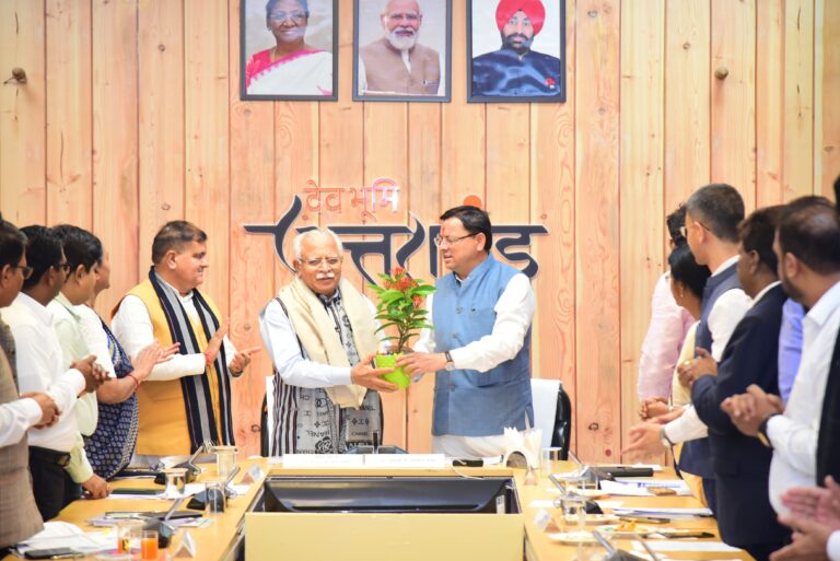 केन्द्रीय ऊर्जा एवं शहरी विकास मंत्री श्री मनोहर लाल खट्टर एवं मुख्यमंत्री श्री पुष्कर सिंह धामी की उपस्थिति में राज्य की ऊर्जा एवं नगर विकास से संबंधित विभिन्न योजनाओं की समीक्षा की गई।