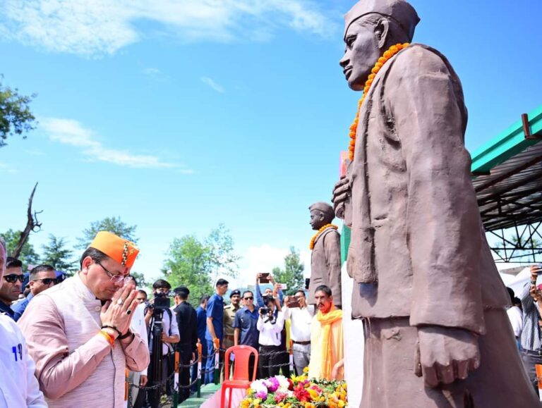 मुख्यमंत्री श्री पुष्कर सिंह धामी ने रविवार को जनपद अल्मोडा की तहसील जैंती के धामदेव में सालम क्रांति दिवस के अवसर पर शहीद स्मारक पर पुष्प चक्र अर्पित कर शहीद नर सिंह एवं टीका सिंह को श्रद्धांजलि अर्पित की।