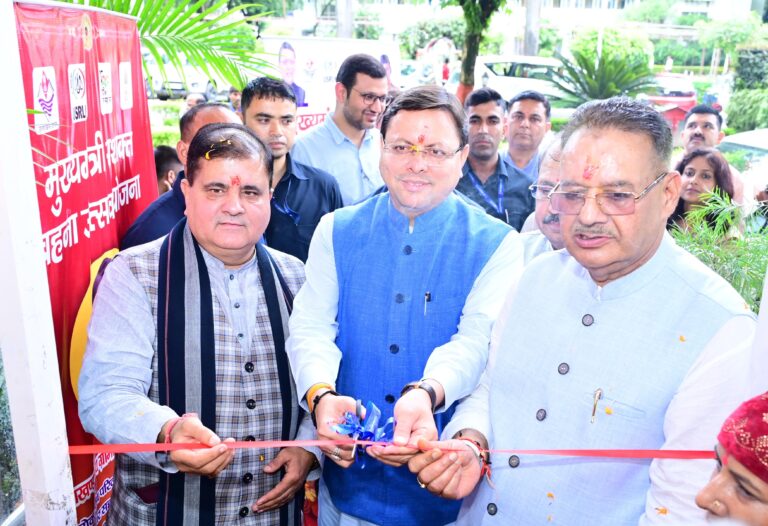 मुख्यमंत्री श्री पुष्कर सिंह धामी ने सोमवार को सचिवालय में मुख्यमंत्री सशक्त बहना उत्सव योजना एवं मुख्यमंत्री महिला स्वयं सहायता समूह सशक्तिकरण योजना के अन्तर्गत महिला समूहों द्वारा लगाए गए स्टॉलों का शुभारंभ किया।